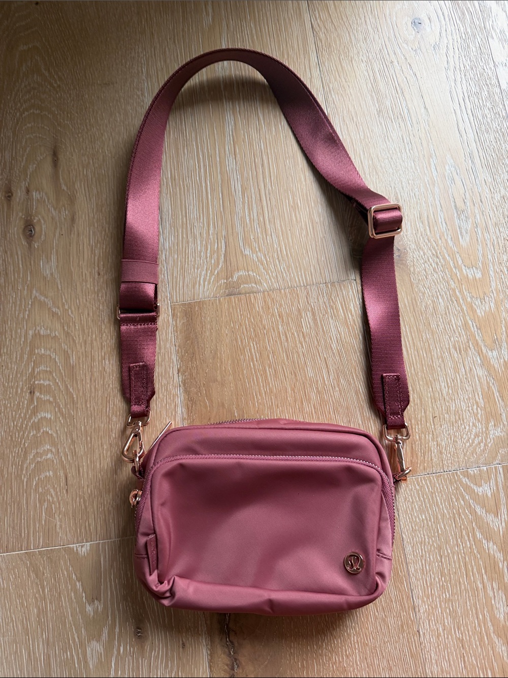 lululemon athletica rose pink crossbody bag with adjustable strap - Picture 5 of 6